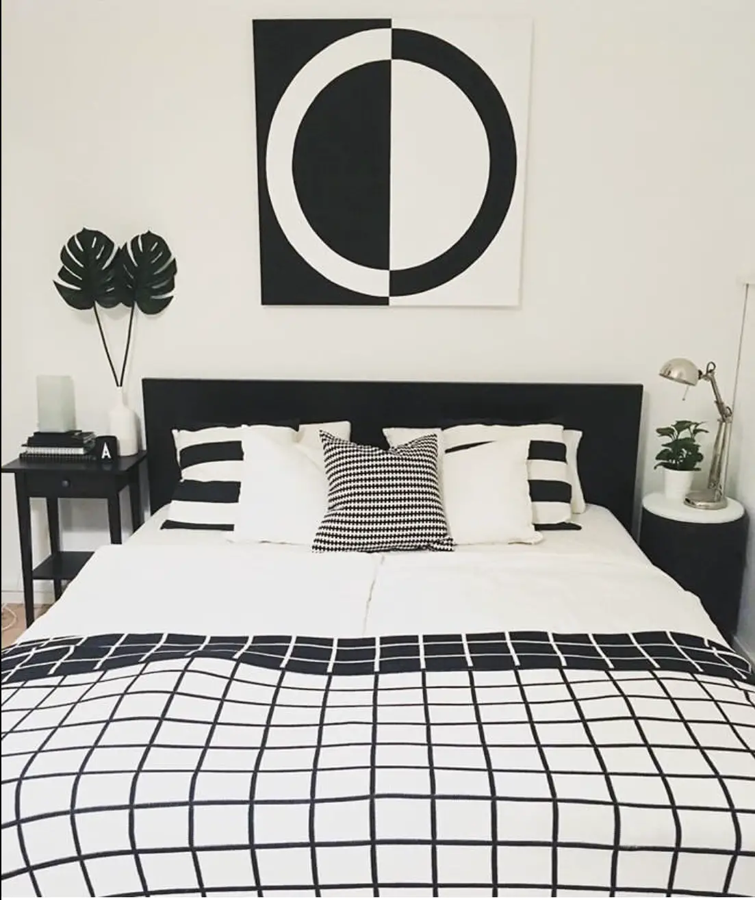 black and white bedroom decor