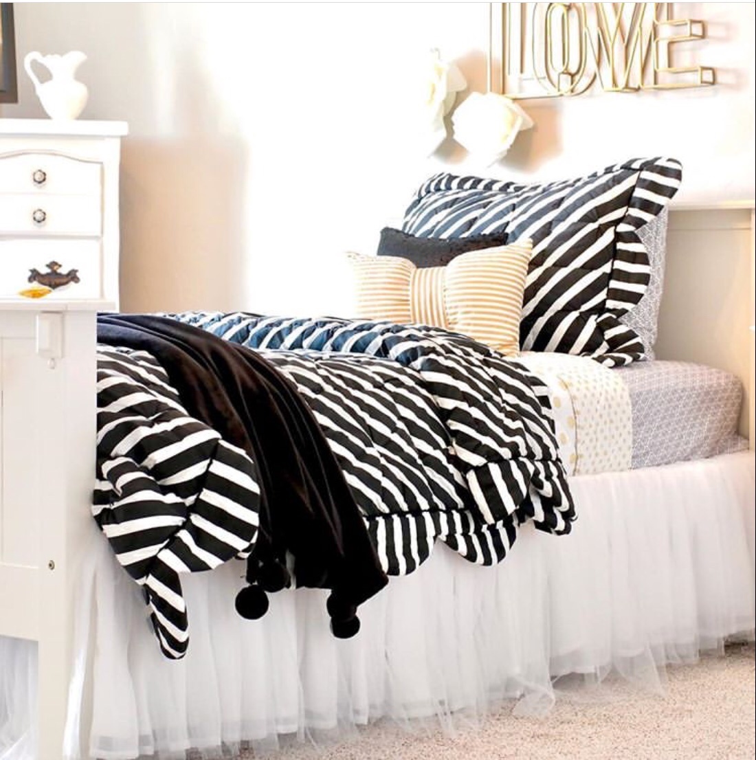 black and white bedroom decor