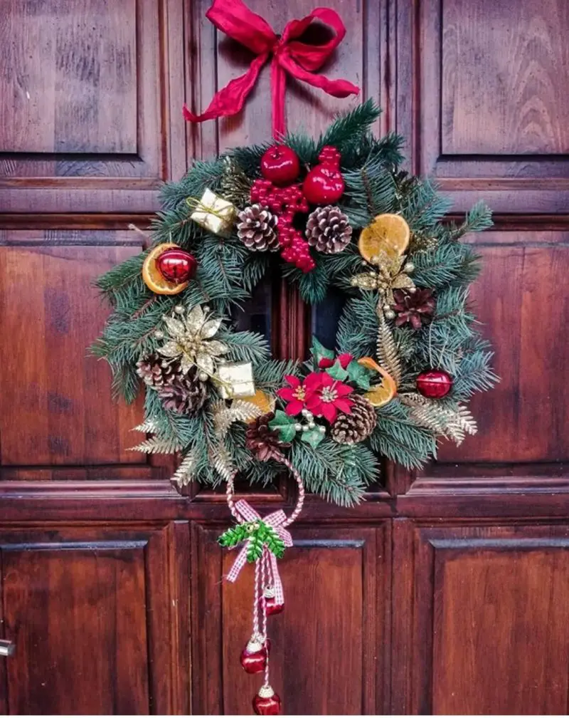 These Elegant Christmas Wreaths Are What You Need For Your Front Door ...