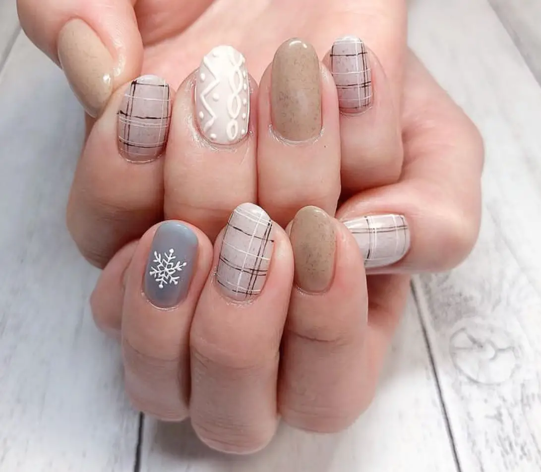 25 Pretty Plaid Nails For The Holidays - The Wonder Cottage