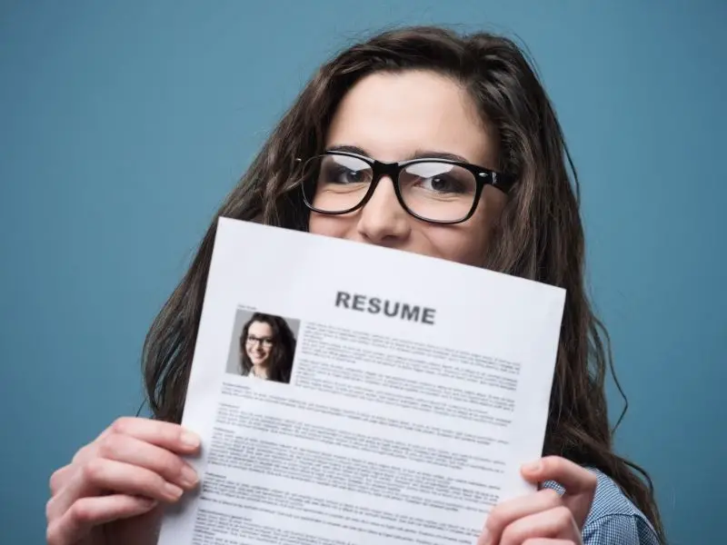 woman holding her resume