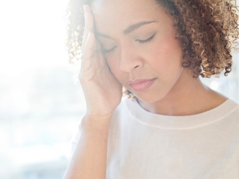 woman experiencing migraine