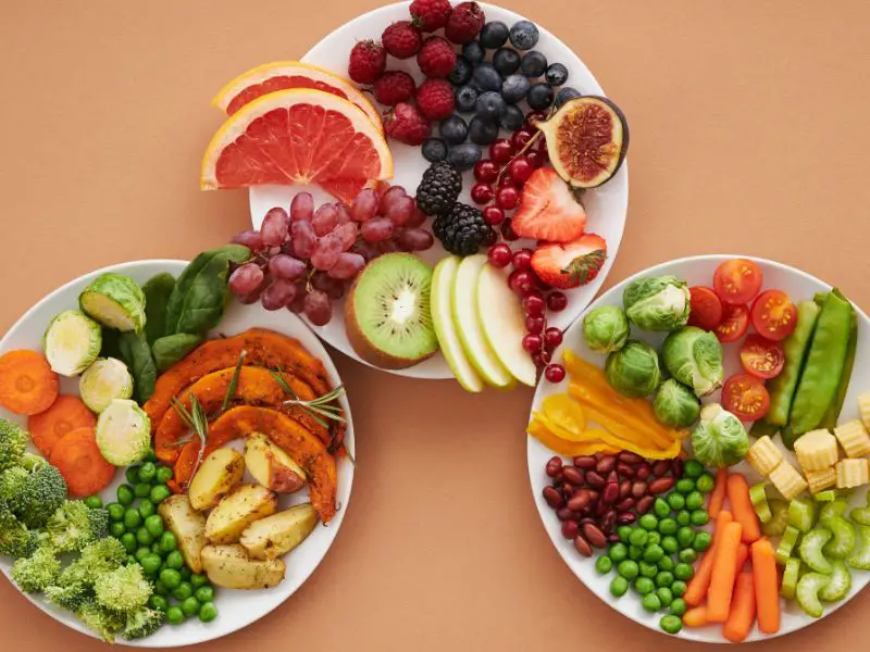  Sliced fruits and vegetables with sauce